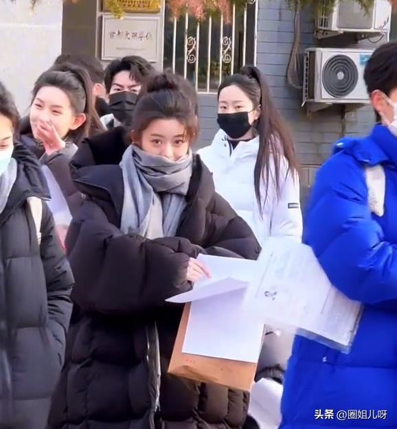 内娱偶像剧有希望了！17岁黄杨钿甜参加北电艺考，素颜路透又美又甜，看起来好漂亮啊