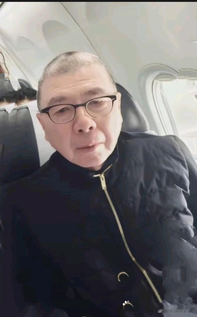 粉丝在飞机上偶遇大导演冯小刚，合影后在平台分享。照片中，冯小刚头发花白，眉毛很长