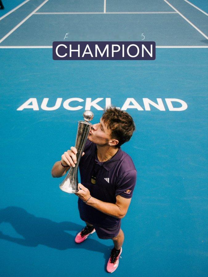 奥克兰赛，门希克轰出18记ACE，以6-3/7-6(7)战胜阿根廷人巴埃斯，斩获