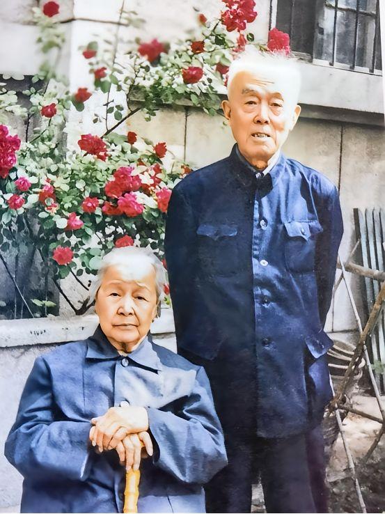 1962年，季羡林听说妻子要来北京，连夜将大床换成一张单人床，并当众撂狠话："我