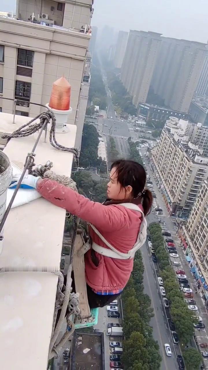 岸上红烛照亮，