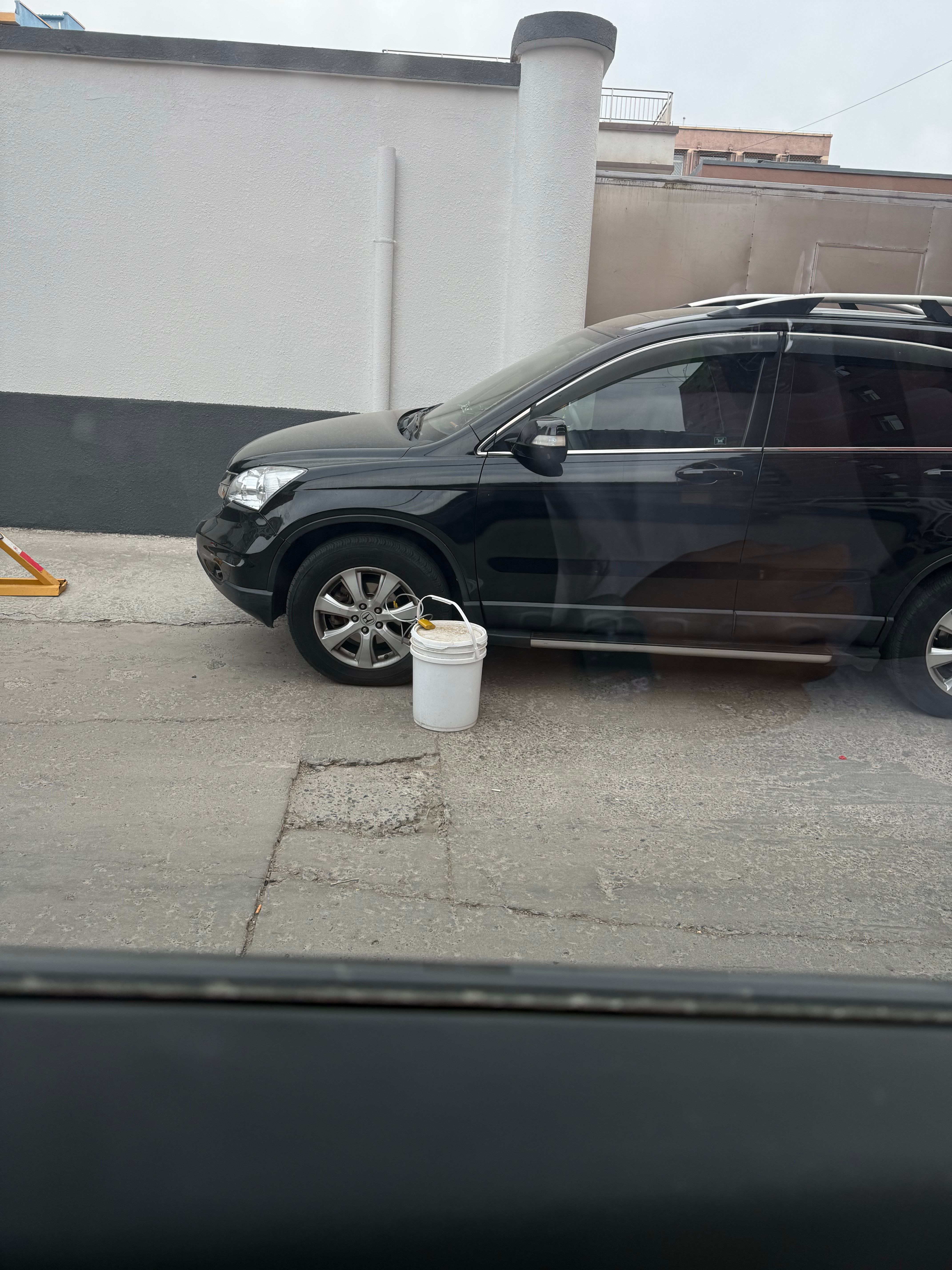 这车停的真横啊，直接把人门给堵了乱停车跟品牌真没关系，纯属车主个人素质～这要是理