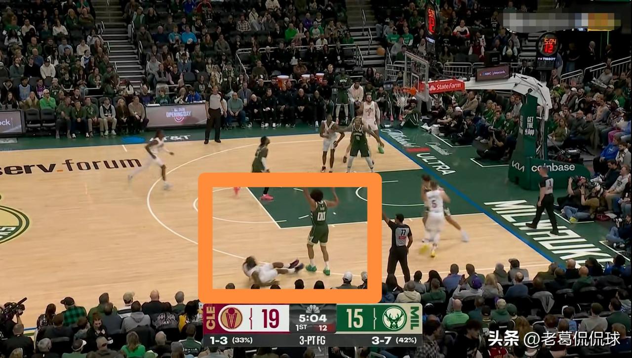 骑士超级巨星哈登真是太让人揪心了！在今天骑士客场挑战雄鹿的比赛中，当时比赛进行到