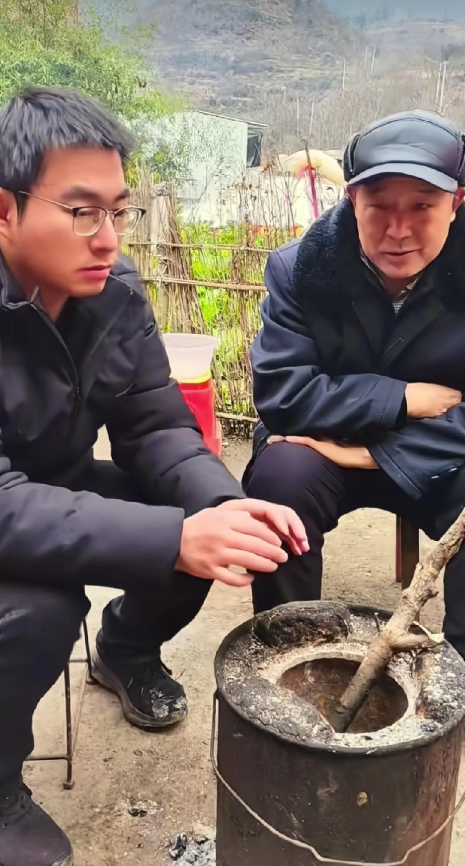 生活在大山深处的胡龙一家受到了广大网友的关注。尽管家徒四壁，但这并未阻挡孩子回归