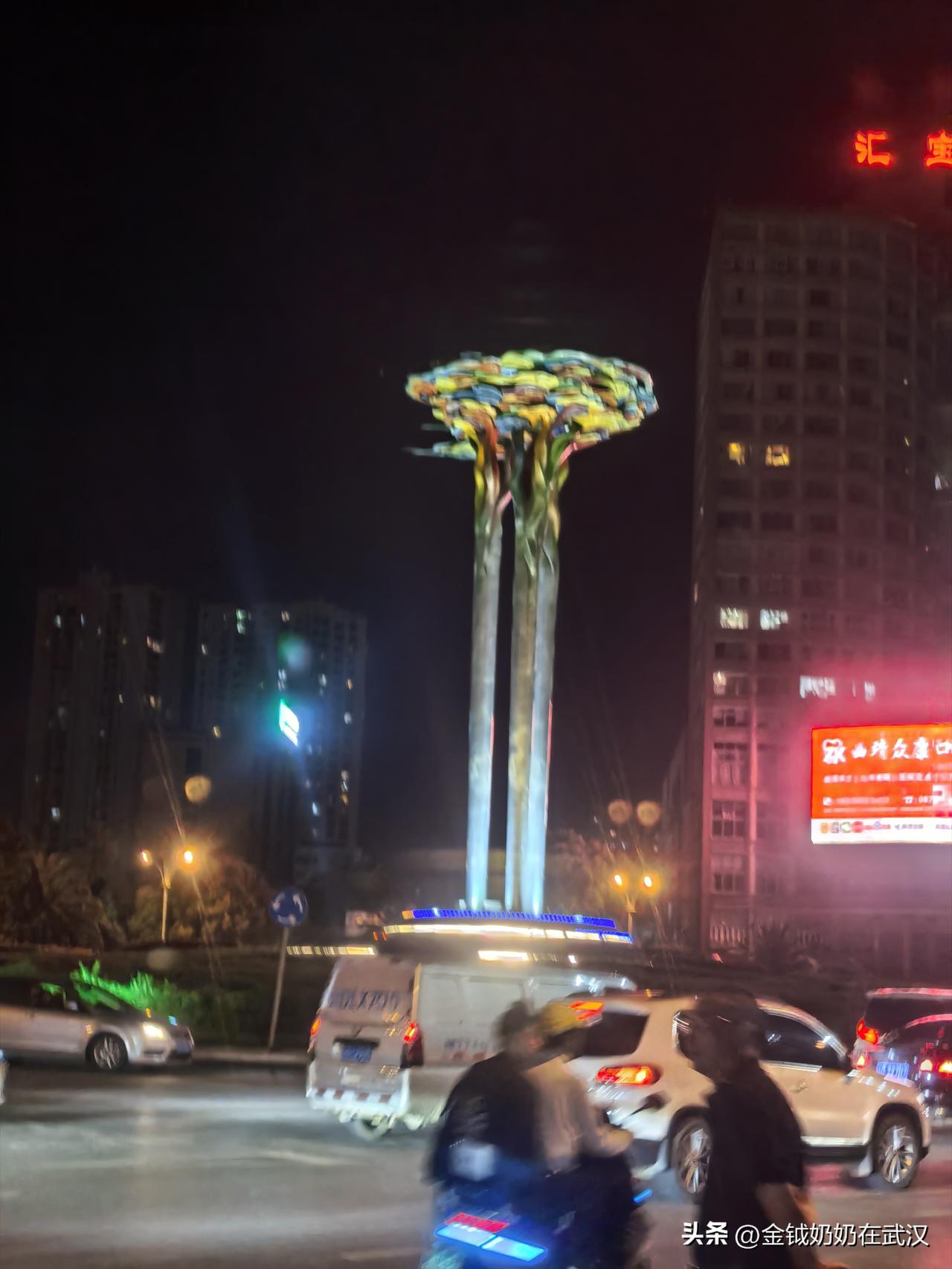今天晚上，我们带着两个孙子来到大花桥公园里玩。

站在公园里可以看见曲靖的地标性