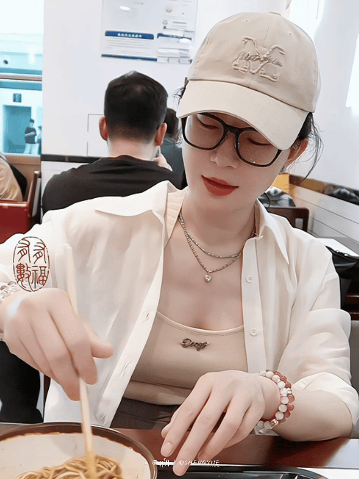 看陈数吃东西好有食欲啊这个热干面真的馋到我了、、原来数姐不仅仅是碳水脑袋还是麻酱