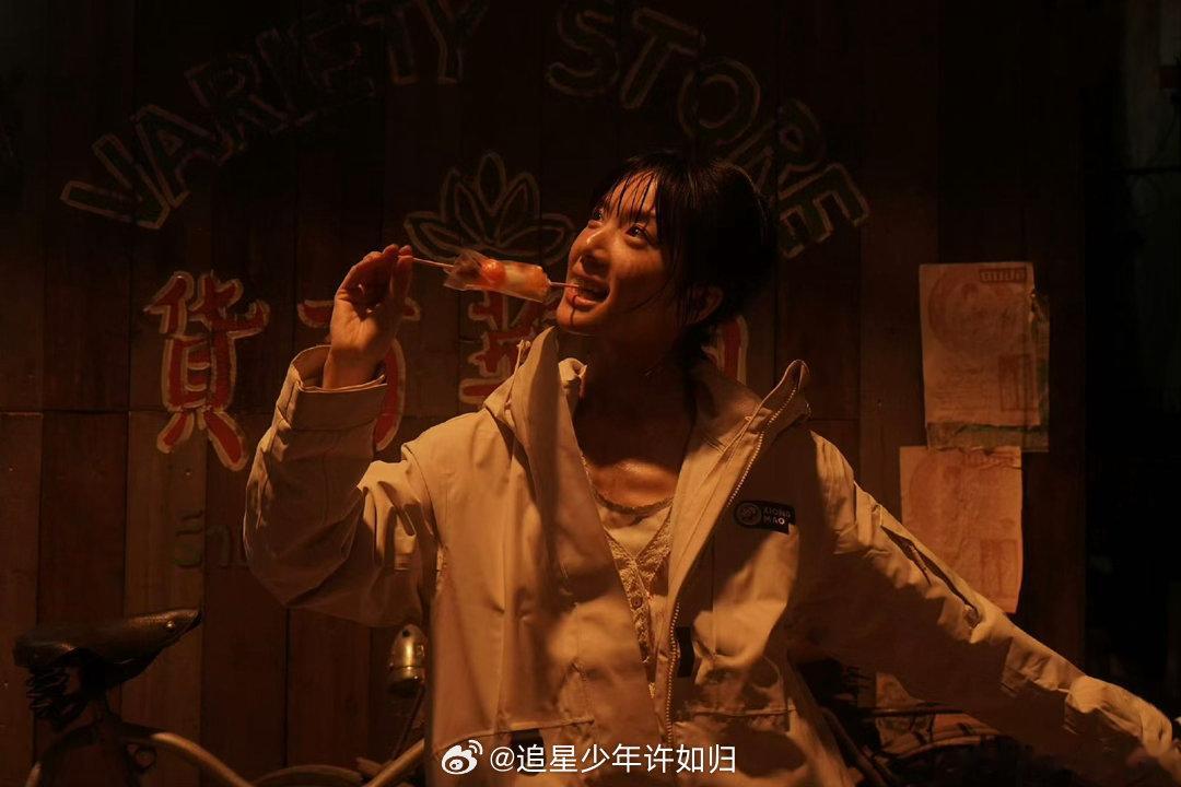 李思潼素人勇闯娱乐圈微博电影之夜 微博电影之夜的名单里，李思潼的名字旁边写着“素