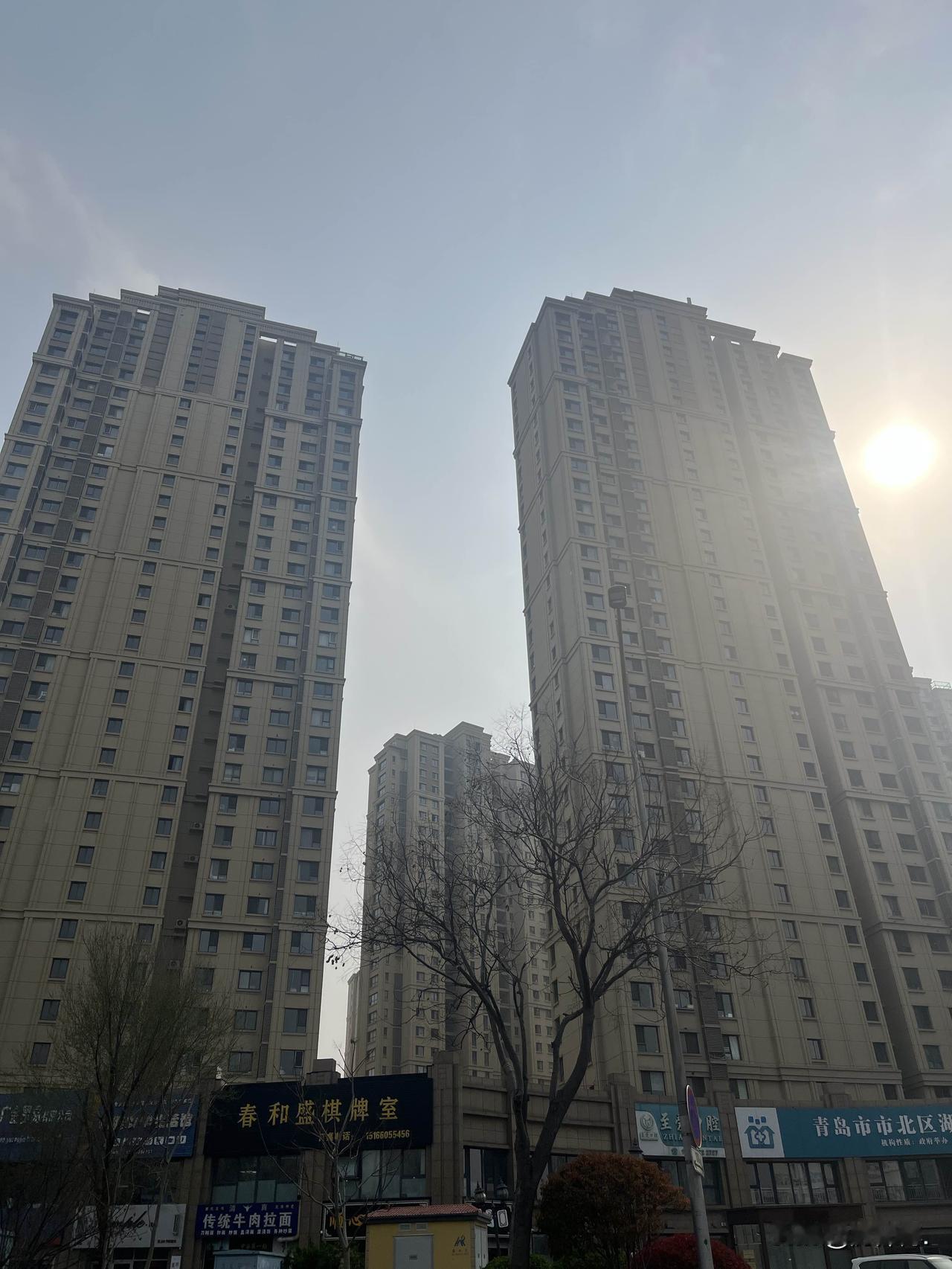 大高层。突然之间就失宠了。

2010年前后，青岛出现了一大批高层住宅，好多都是