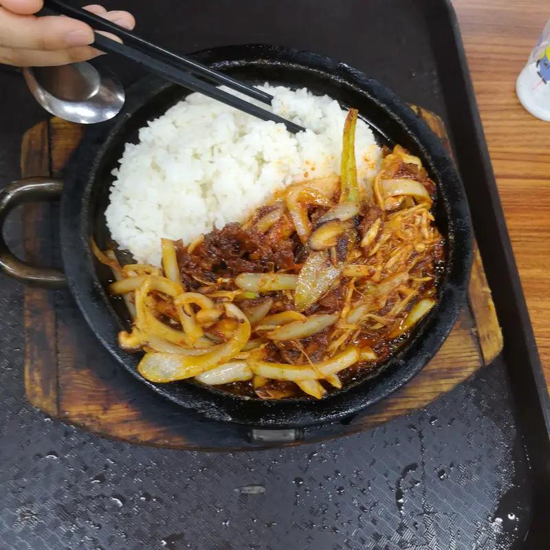 深圳高校食堂的特色美食可太多啦！深圳大学食堂的铁板烧值得一试，鲜嫩的肉类和蔬菜在