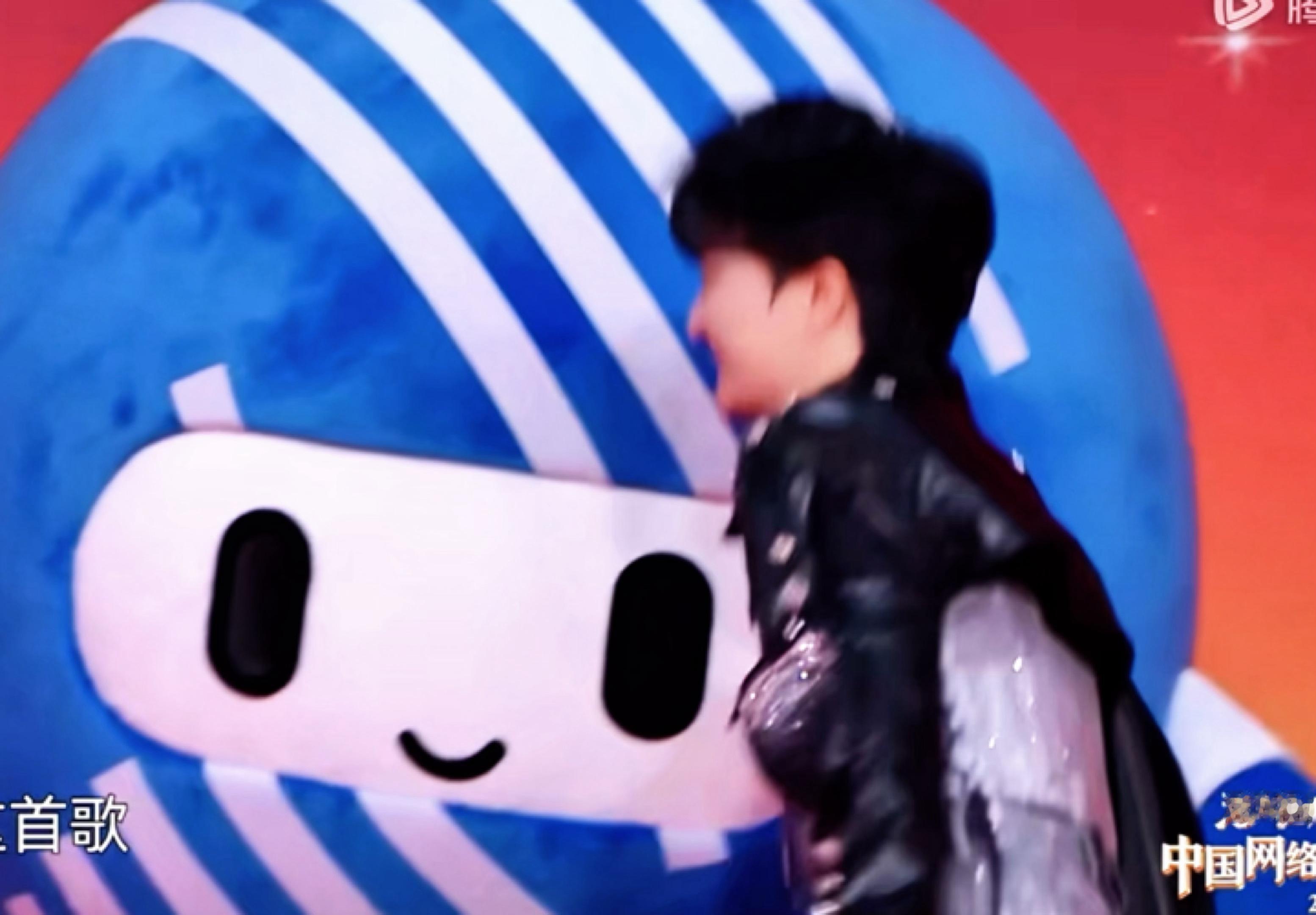 可是这个小周深会和玩偶打招呼哎中国网络视听盛典