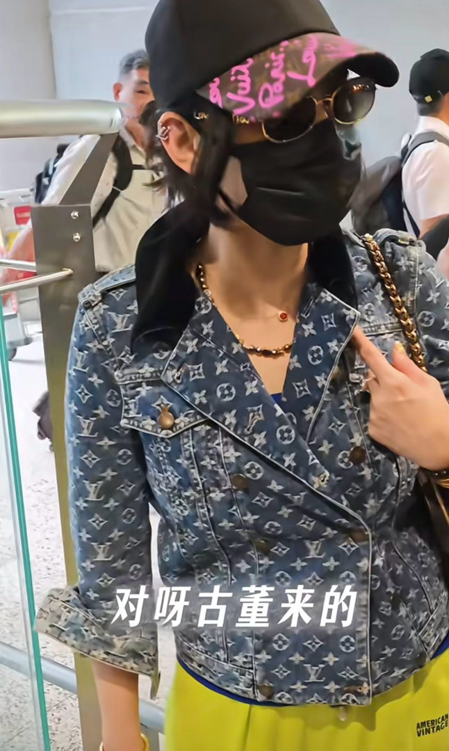 张柏芝穿了17年前的衣服张柏芝穿回17年前的衣服 别人赶潮流，张柏芝翻衣柜。随便