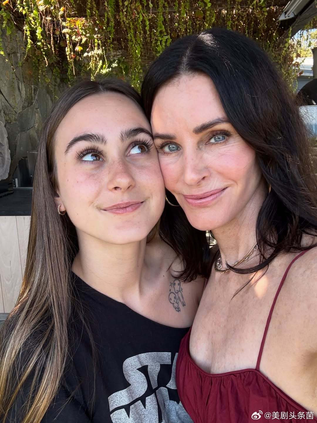 Courteney Cox晒照祝女儿Co二十二岁生日快乐 