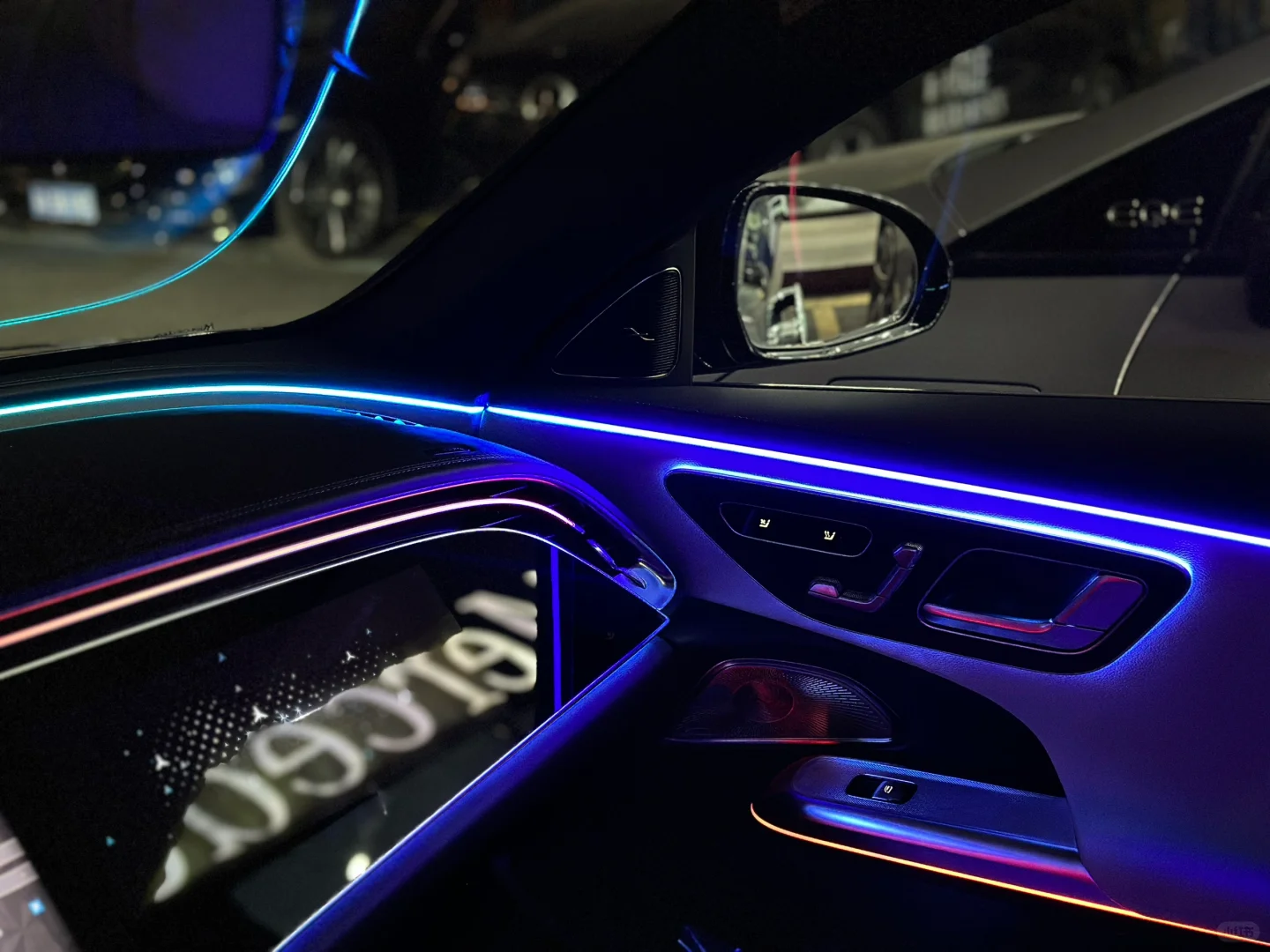 E300L豪华黑外棕内，现车两台，本月可提