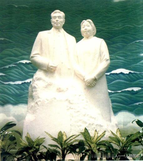 矗立在周恩来邓颖超纪念馆序厅内的“情满江山”周恩来邓颖超汉白玉雕像。