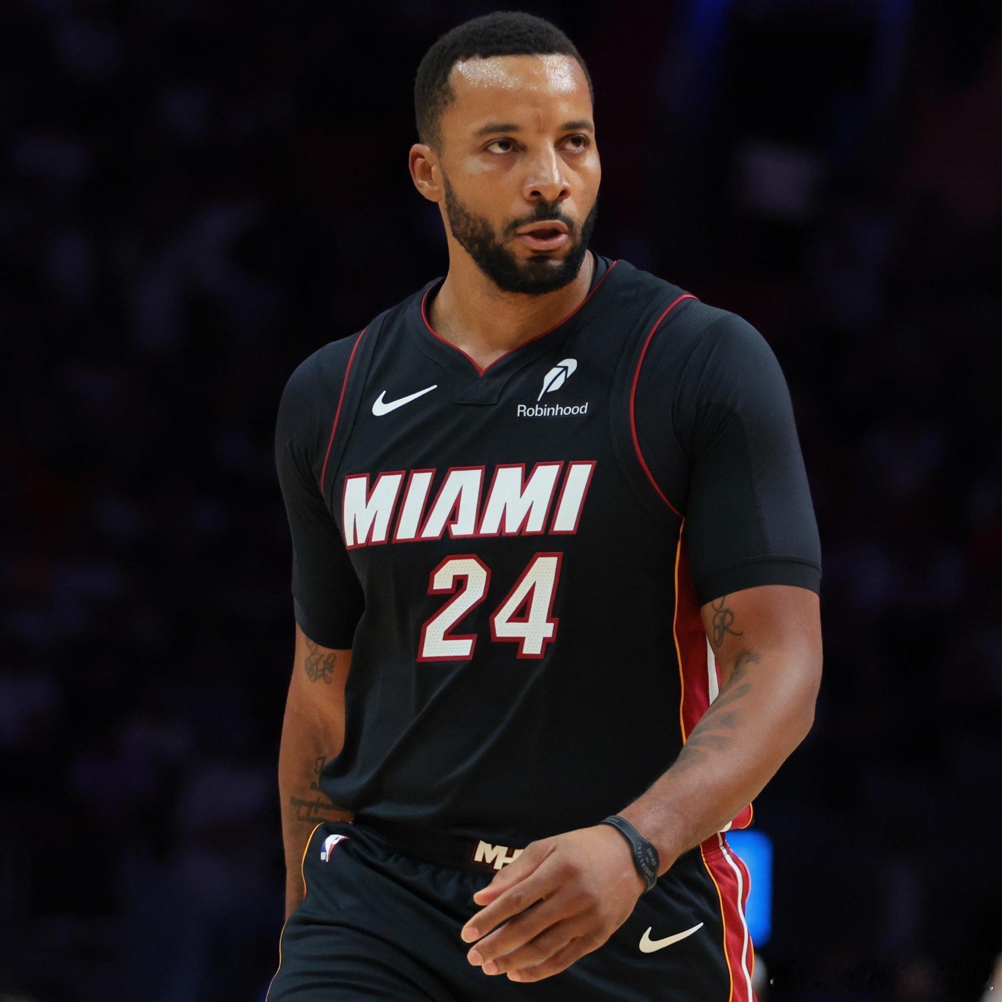 热火队记: 鲍威尔遭遇腹股沟拉伤，将缺席今天对阵独行侠的比赛，目前的状态为每日观