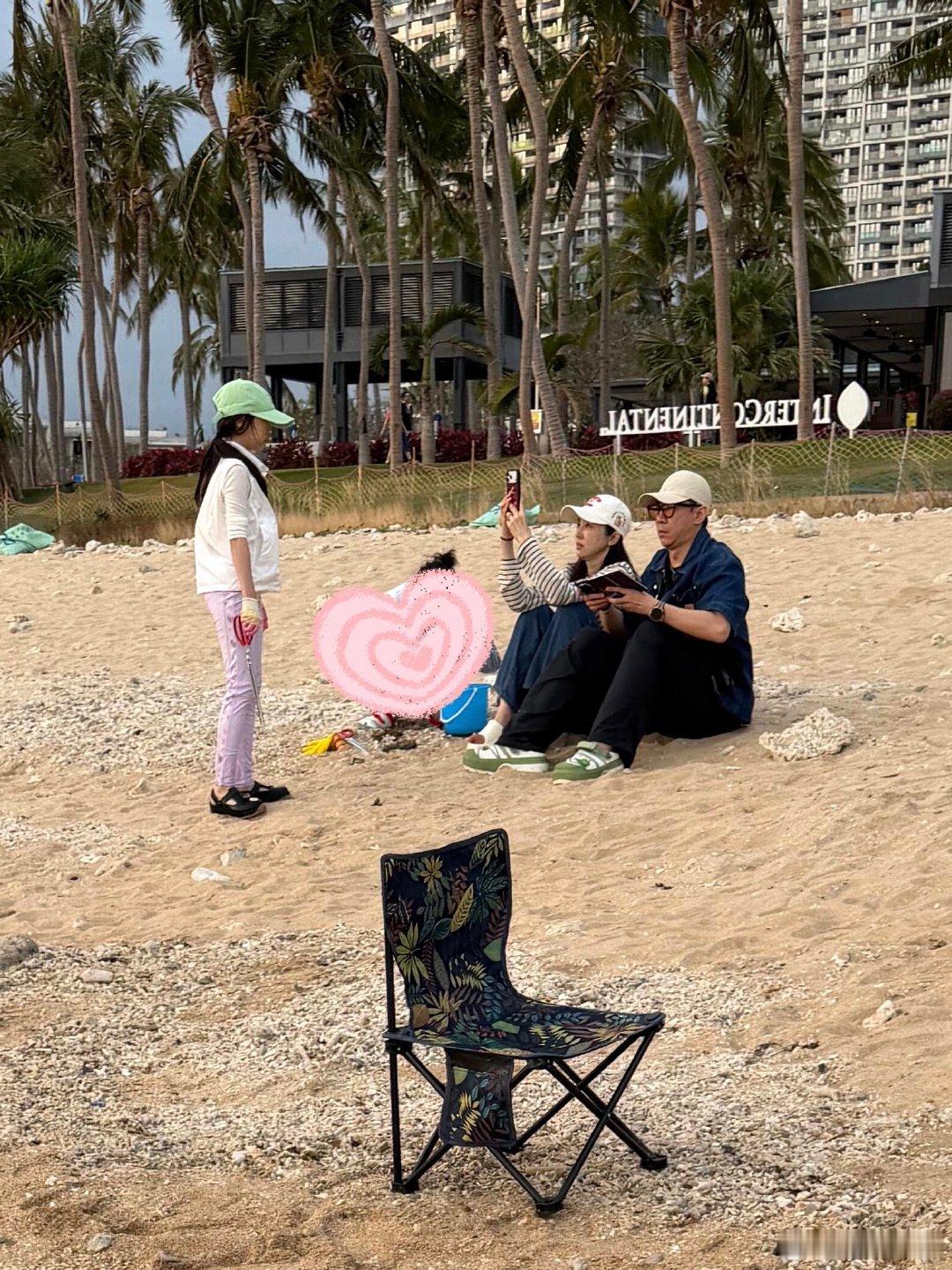 董璇张维伊带小酒窝三亚沙滩玩耍偶遇董璇张维伊带小酒窝抓螃蟹 董璇张维伊带小酒窝三