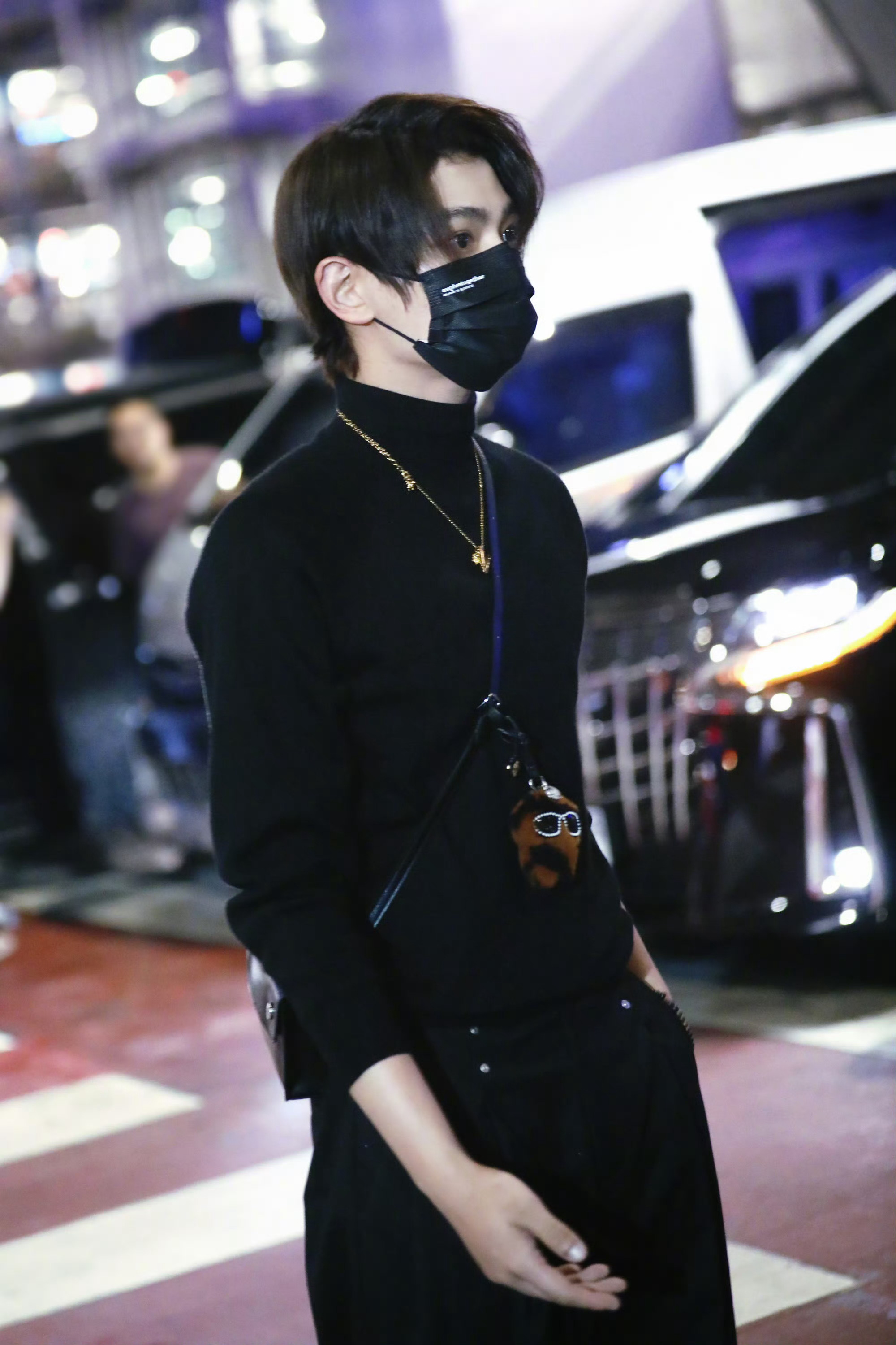 丁禹兮到达泰国了，机场路透一身黑好daddy啊 好喜欢好羡慕泰妃[彩虹屁][彩虹