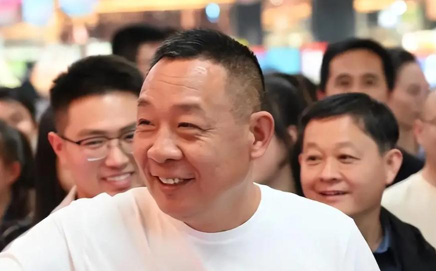 钱不重要？
 
于东来说的。
 
年赚一个亿的店，说关就关，不是生意不行，是有人