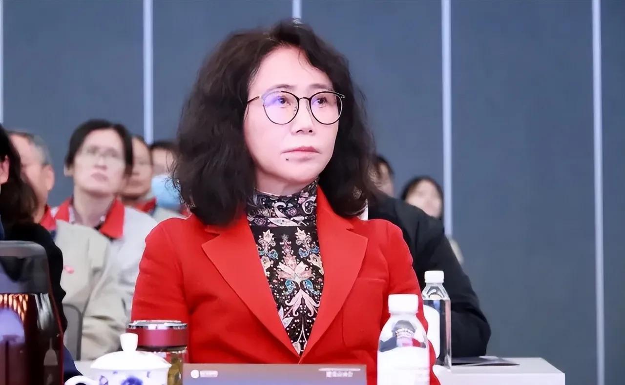 星宇股份原来是武进卫生学校的校办企业，周晓萍曾担任该学校的副校长，兼任这个工厂的