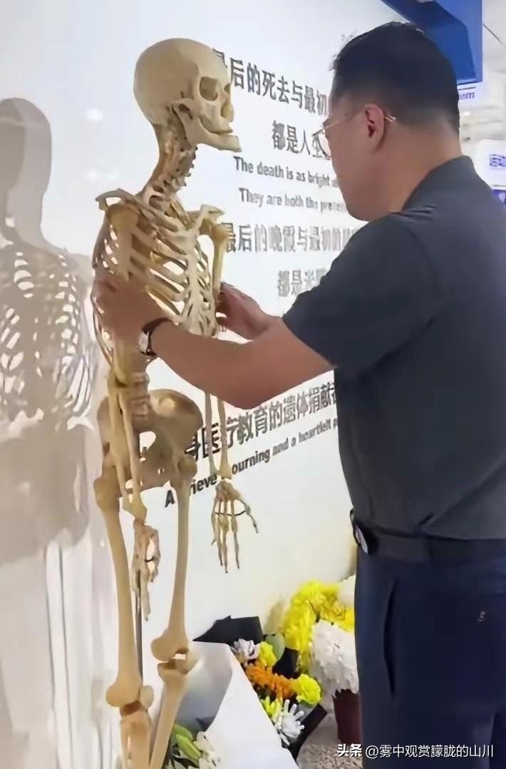 一名中年男子抱着一具骨骼，哭得控制不住自己。这不是普通的遗骨，这是大体老师，是中