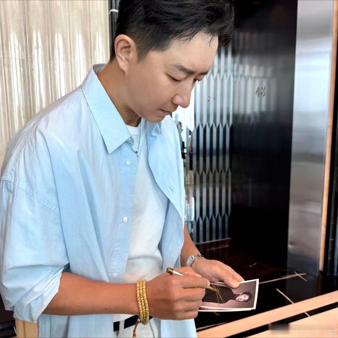 爸爸当家5长沙路透爸爸当家韩庚新加盟观察室，和魏晨世纪同框 。两大青春回忆杀居然