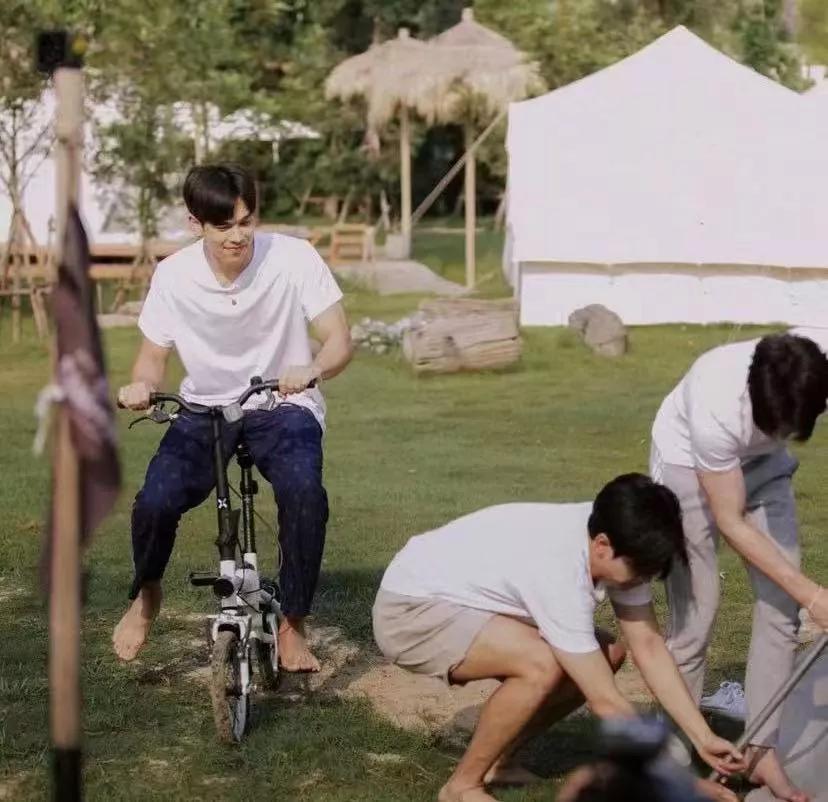 重刷5人综艺，发现其实f和b在某些方面思维是很相似的，tf就是互相很了解熟悉，f