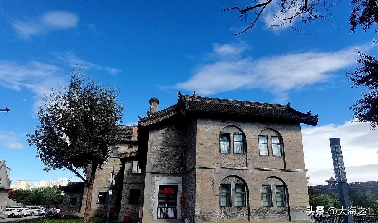 
这是个已有百年历史的建筑  1922年开始筹建 1924建成开诊 名为首善医院
