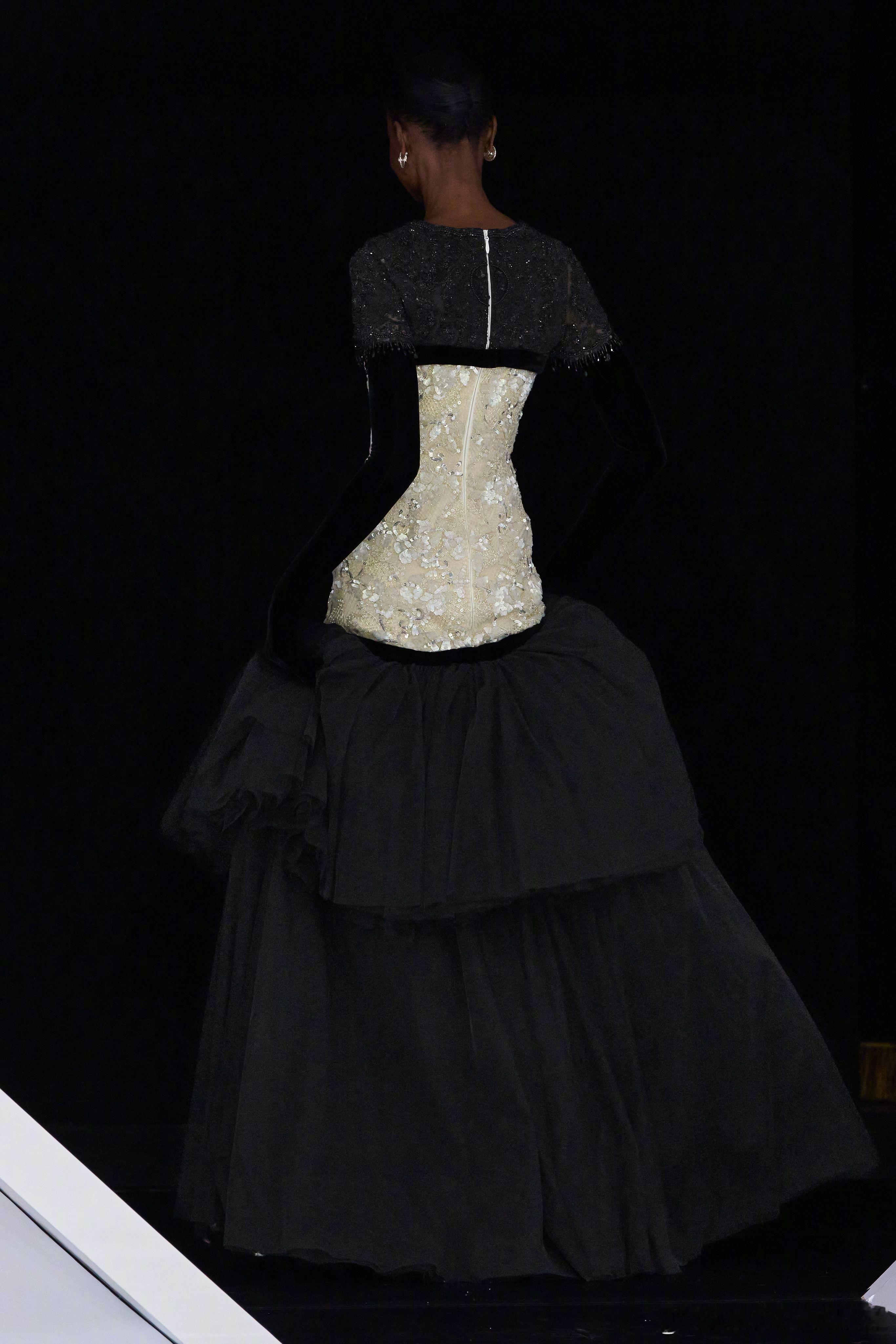 Richard Quinn F/W 2026 | 纯粹黑白的秀场设置，仿佛在向《