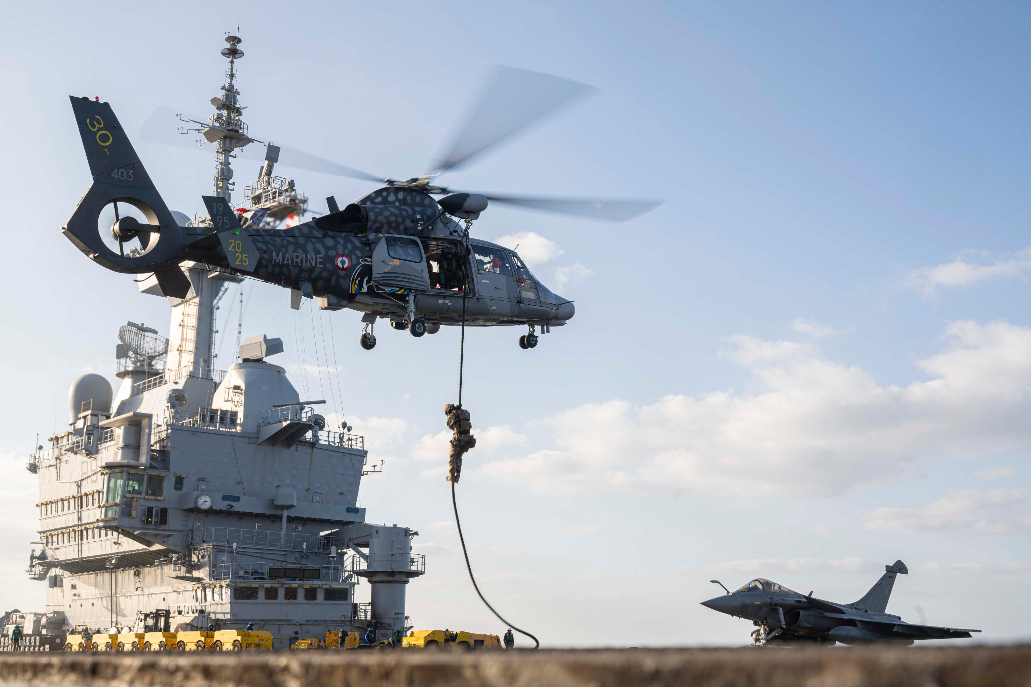 2026年3月，东地中海，法国海军的AS565SA“黑豹”直升机在戴高乐号航空母