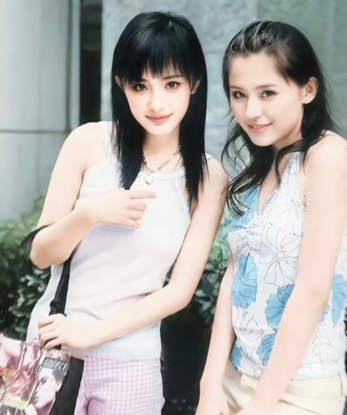 杨幂热依扎活动拥抱 不会有人没看过两位美女早期的同框照吧⁉️超🈶灵气的两人 芝