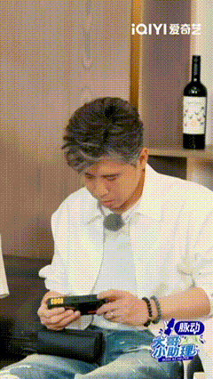 胡军李乃文50岁当艺人助理大哥小助理万万没想到胡军李乃文跑去当助理，给后辈忙前忙