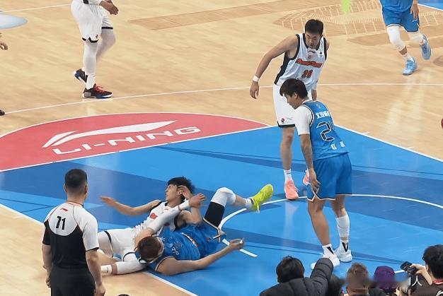 周琦误伤徐杰，徐杰痛苦倒地不起




周琦这个动作绝对是无意的，篮球场意外很多