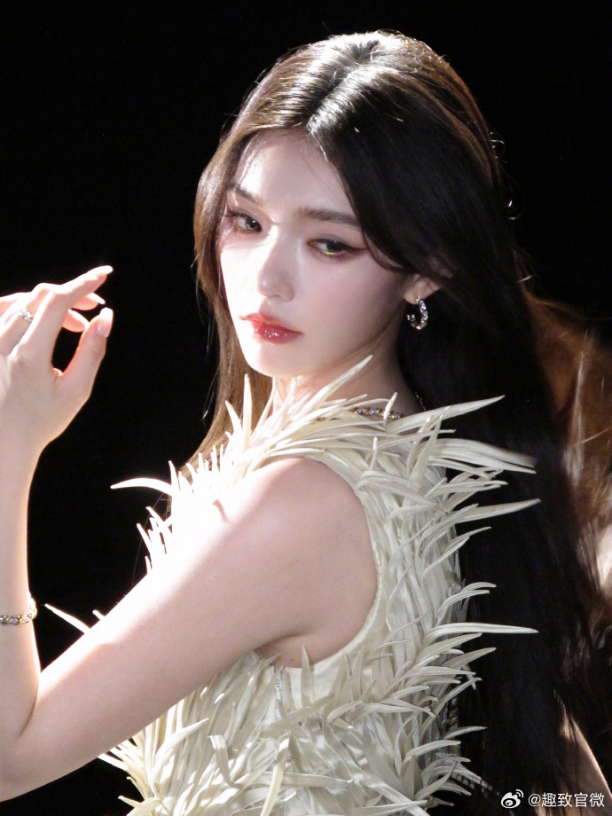 林允金色下至眼妆林允金色下至眼妆，好美，好适配她呀 