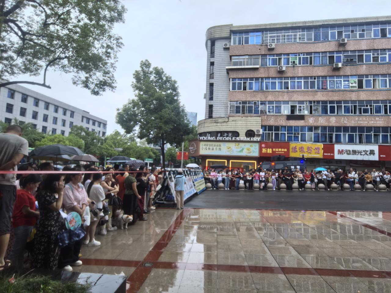 6月7日11时40分，怀化市第三中学考点，考点外挤满等候的家长。