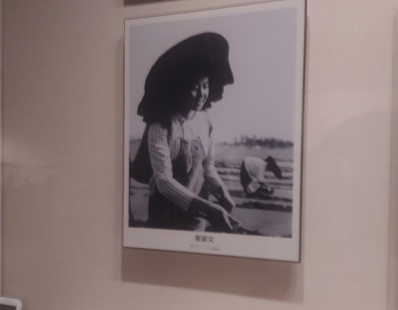 晒图笔记大赛看看我国广东妇女戴着这个帽子，真的很遮阳。不但草帽遮阳，这垂下来的黑