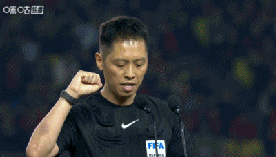 新赛季中超开幕式，王迪、胡荷韬作为裁判、球员代表宣誓