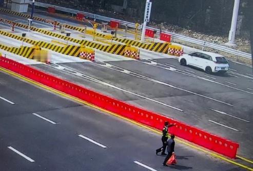 老人误入台州高速工作人员暖心助其返村近日浙江温岭，老人扫墓因施工迷路误入高速匝道