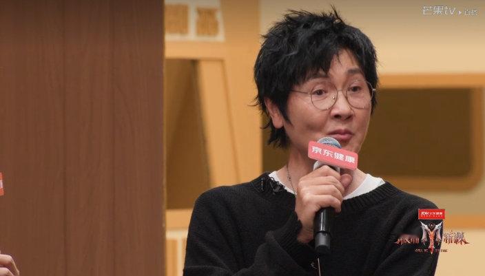 周杰穿睡衣送考孙楠孙楠叫周杰表弟 披荆斩棘直播周杰睡衣造型抢镜！说是为了让孙楠在