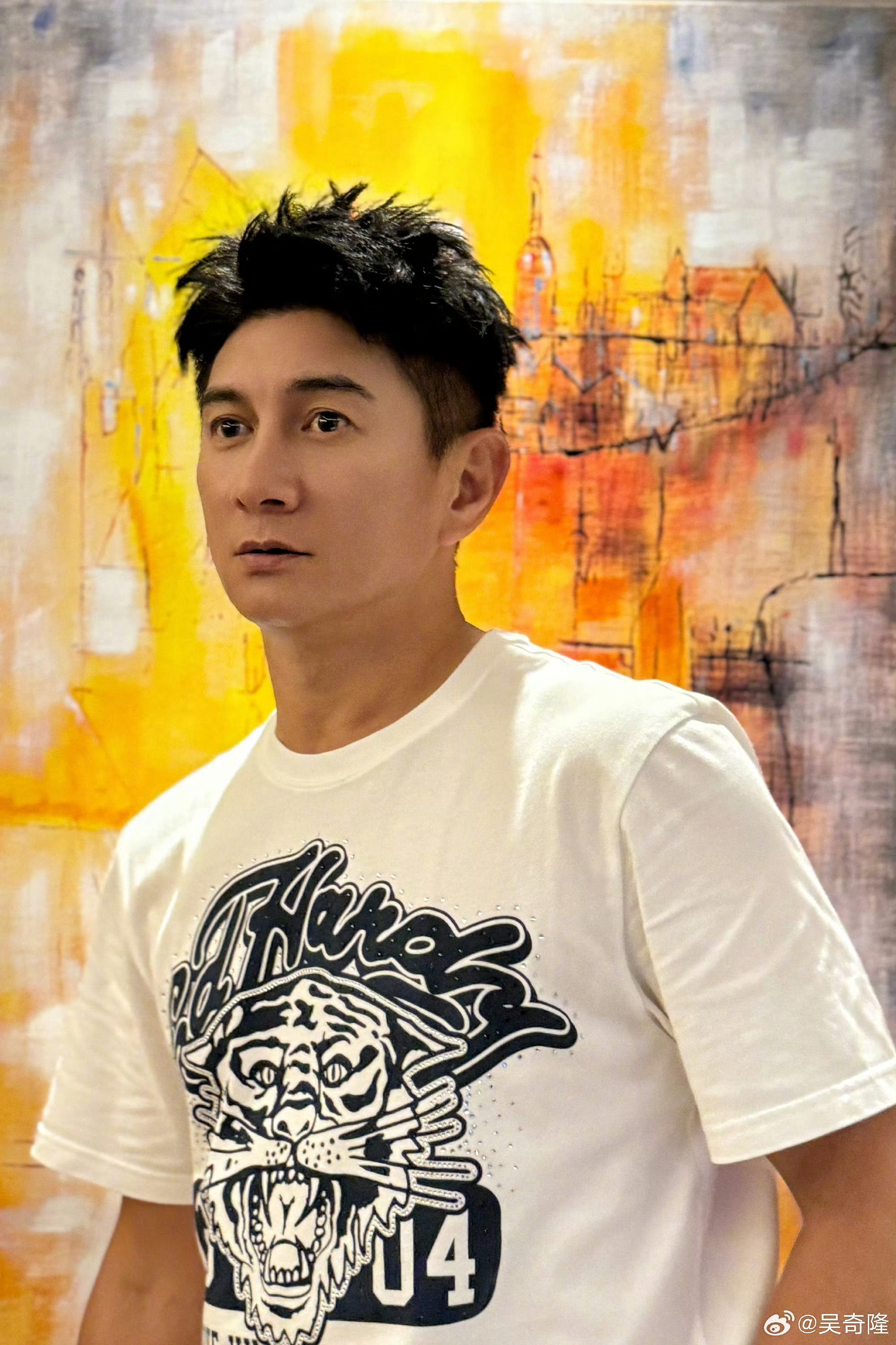 吴奇隆登长城劈叉一句“身体不适”取消活动，当天吴奇隆直接登上长城，当场劈叉。[哈