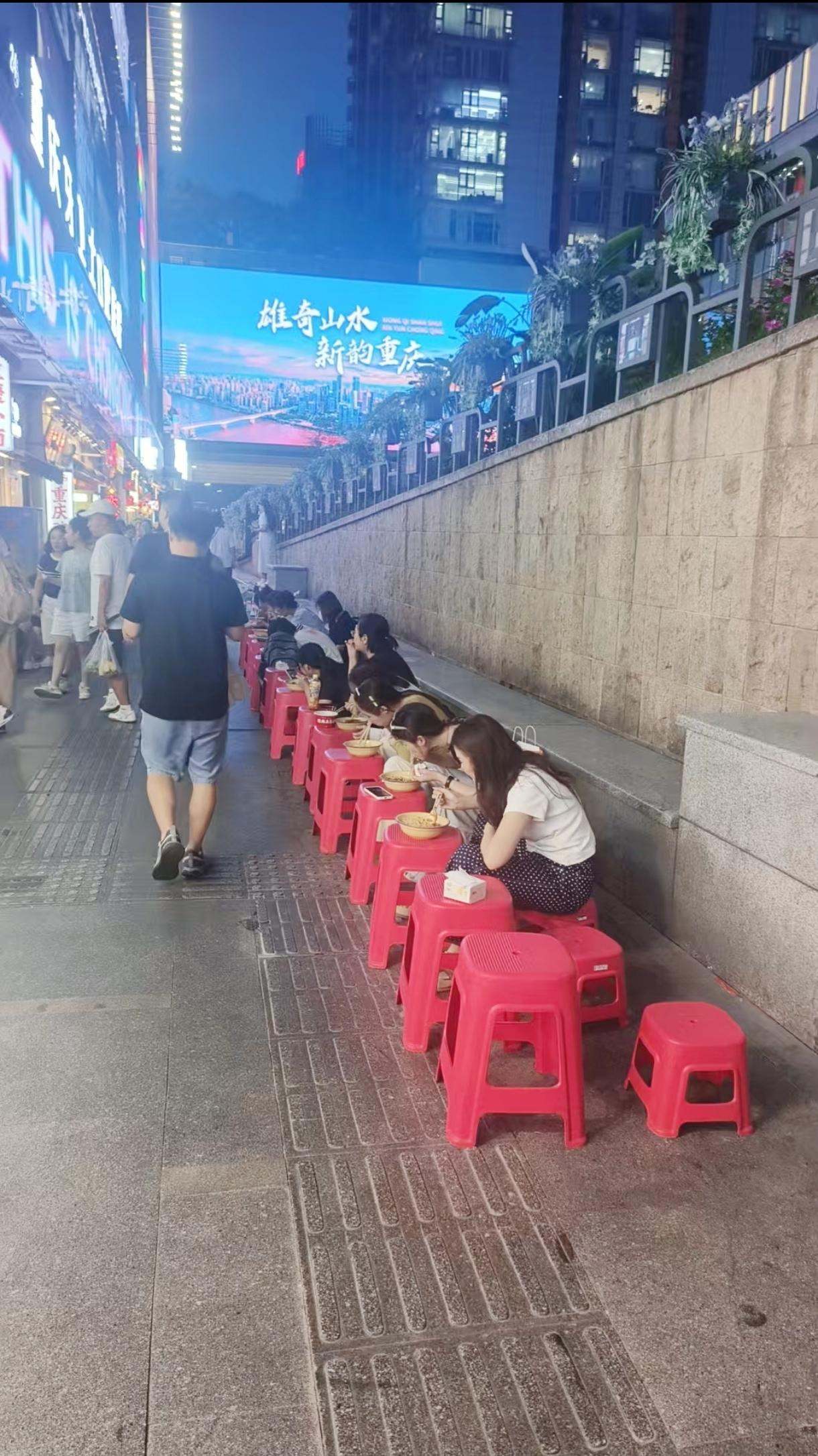 重庆板凳面，不是平起平坐，那是一个大坡。怎么都是女人在吃？每个小妹都每人一大盆！