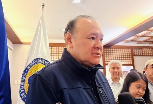 标题：态度大变，菲律宾防长表态。当地时间7月20日，菲律宾国防部长特奥多罗一反常