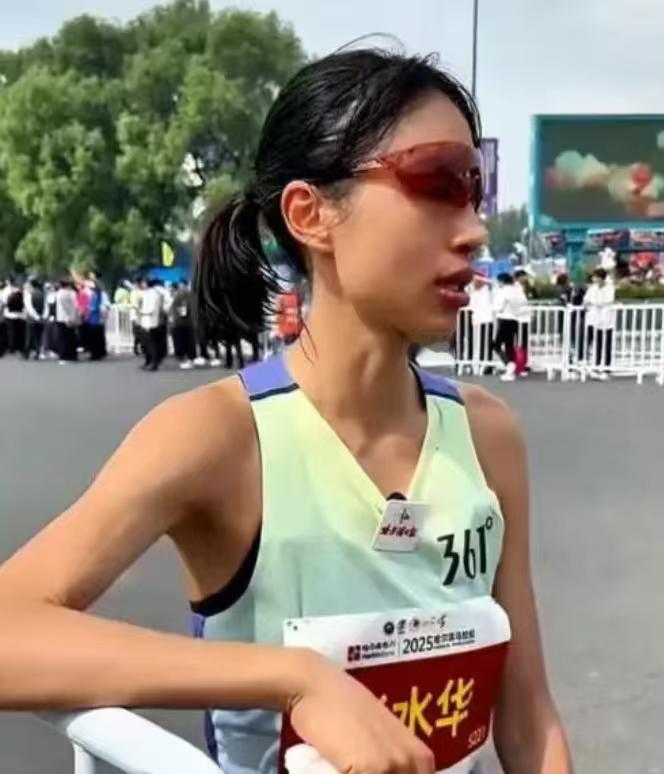 最快女护士被医院警告处罚半年。
这次网友站在医院这边。
当主业也兼职冲突的时候，