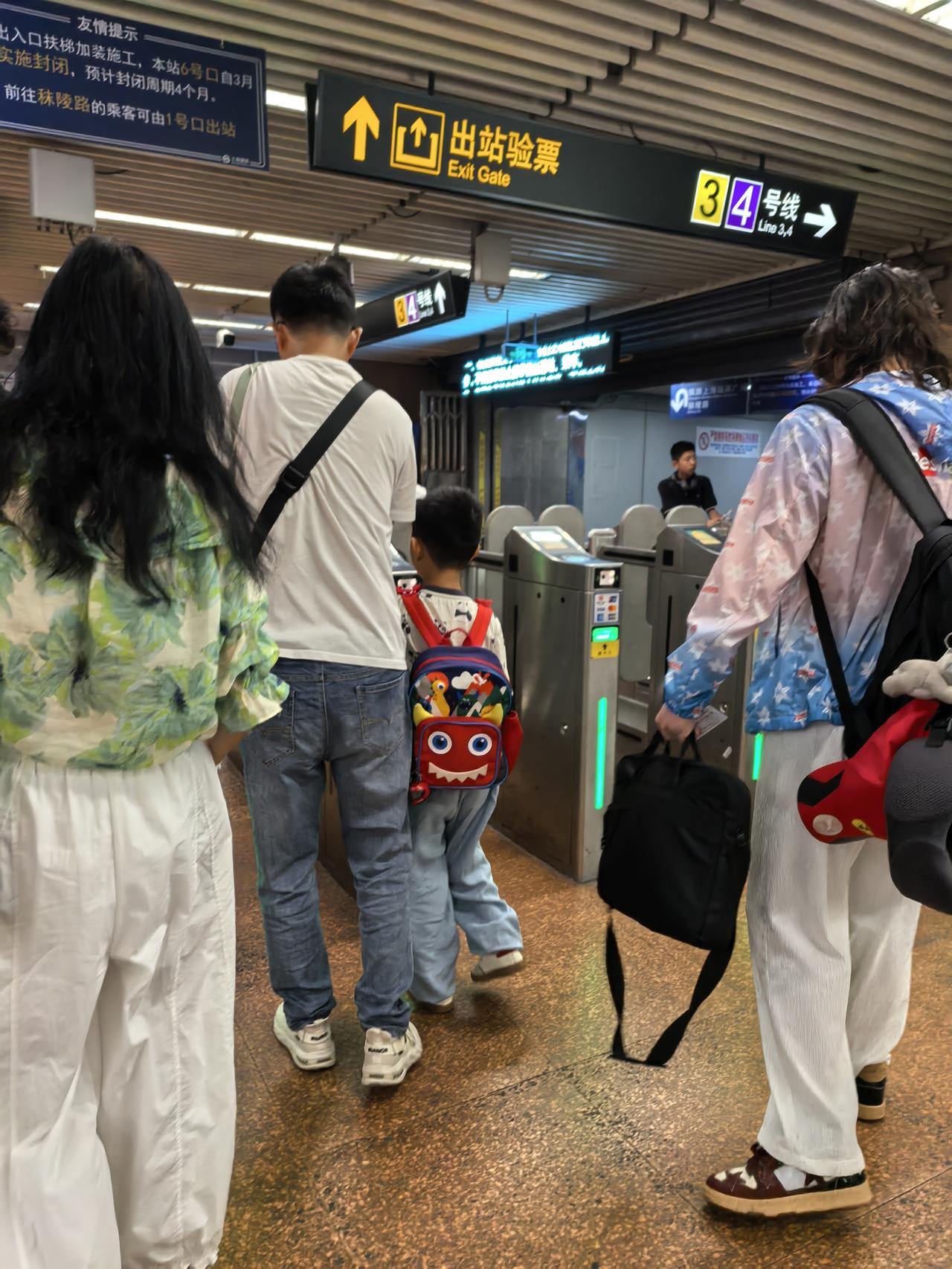 小王准备给一个球友投50万，作为球友公司的合伙人。
球友去年注册的公司，注册资本