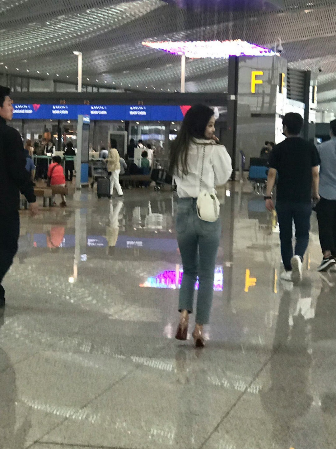 伦敦偶遇jennie逛市集jennie逛街体态也很好 分享一波不同路人偶遇的je