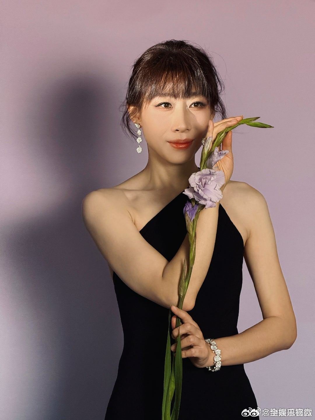 任素汐演唱会深圳站 任素汐我欠你啥子嘛深圳演唱会专属改编版太惊艳，歌词质问引发全
