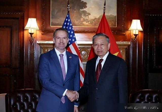 越南这次是真尴尬了！
苏林带着十几个部长级高官飞了十几个小时到纽约，在联合国大会
