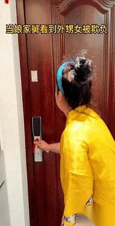 舅舅一脚踹开门，唾沫星子横飞地吼：“谁他妈敢动我外甥女！”
一行人跟着他，个个捏