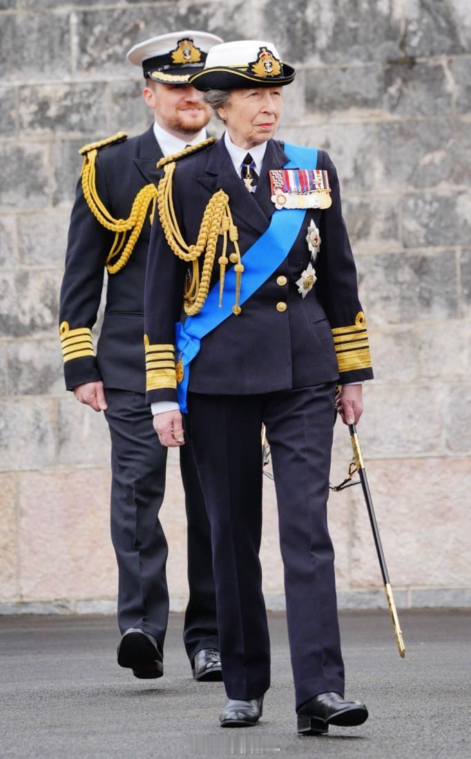 英国王室  今天安妮长公主在达特茅斯访问皇家大不列颠海军学院，并检阅目前已完成2