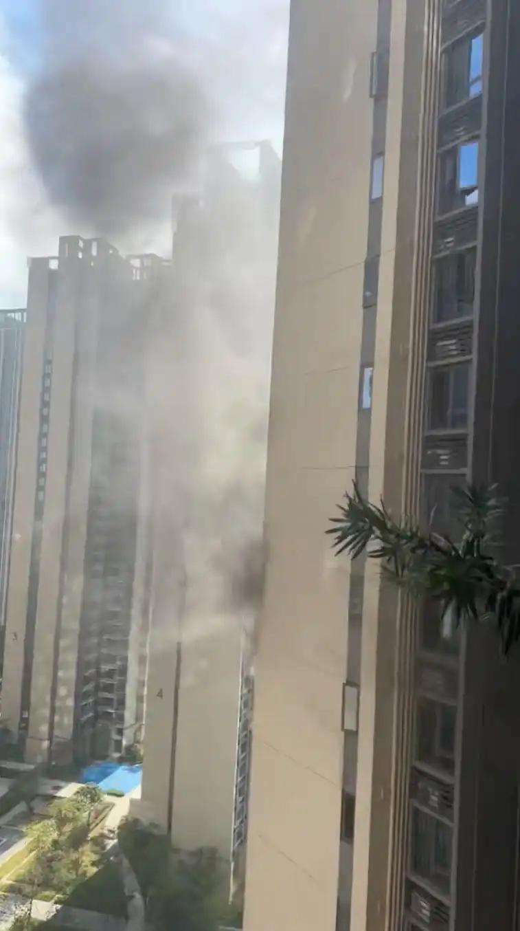 广东一男子在业主群发放火预告，要求邻居赶紧在30分钟内离开，然后 他就把自己家房