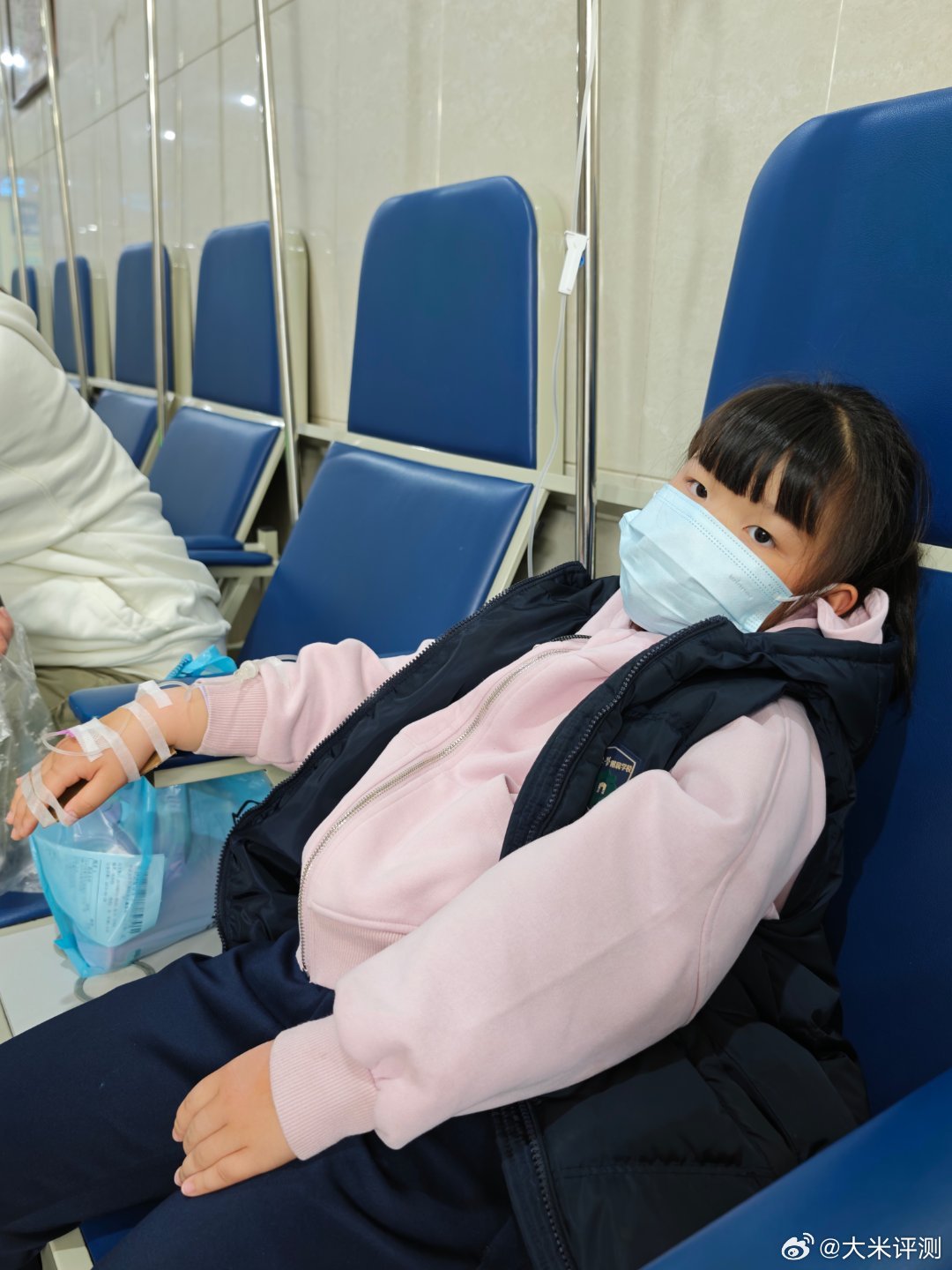 晚上上完画画课到现在，吐了4次，说是细菌性感染，感觉最近身边好多朋友的娃也是各种